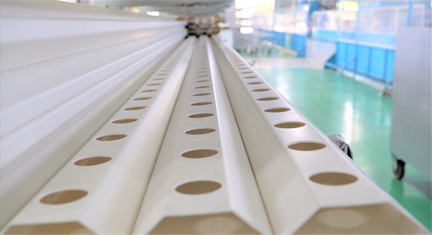 Sản phẩm ống nhựa thủy canh được đục lỗ với đường kính 4cm, khoảng cách giữa các lỗ là 10cm