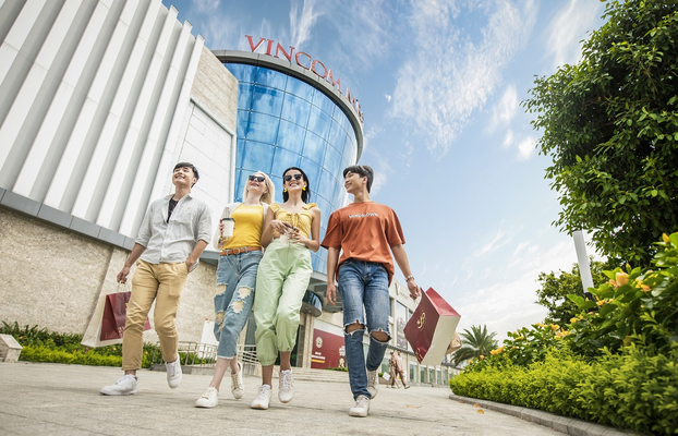   Nằm tại khu vực tâm điểm tại phía Tây Hà Nội, Vincom Megamall Smart City là tâm điểm mua sắm mới của cư dân tại khu vực này.  