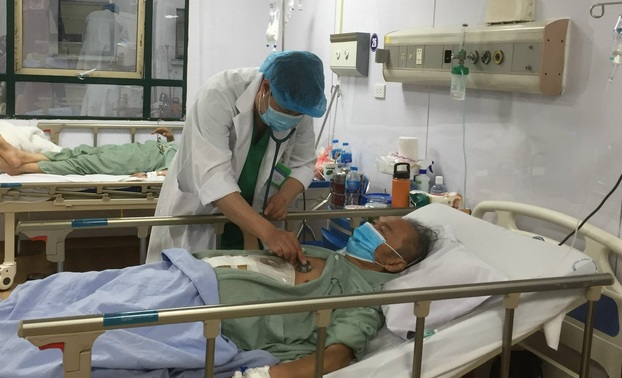   Cụ ông 71 tuổi bị thủng trực tràng vì nuốt vỏ thuốc đang được nhân viên y tế chăm sóc sau phẫu thuật  