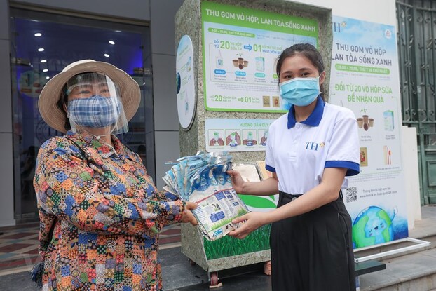   Người dân hưởng ứng chương trình Thu gom vỏ hộp, lan tỏa sống xanh của Tập đoàn TH tại true mart 6 Tràng Tiền (Hà Nội). Ảnh: Minh Sơn  