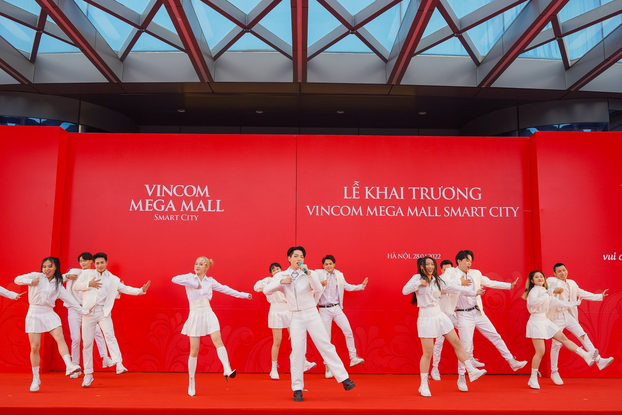   Ca sĩ Đức Phúc trình diễn tại lễ khai trương Vincom Mega Mall Smart City  