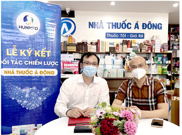   Anh Nguyễn Huy Hoàn (bên phải) - Đại diện Nhà thuốc Á Đông ký kết hợp đồng phân phối các sản phẩm chính hãng BioAmicus, Ferrolip Baby, Biolizin, Fibradis…  