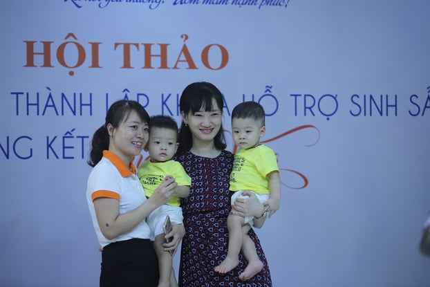   Bác sĩ Thu Hiền (ngoài cùng bên trái) cùng 1 gia đình có con nhờ TTTON.  