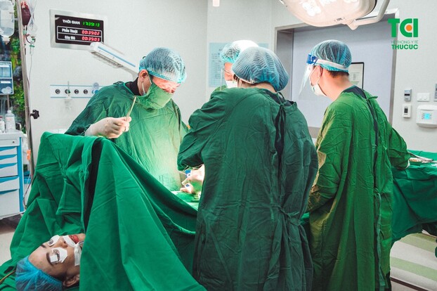   Các bác sĩ tại Bệnh viện ĐKQT Thu Cúc đang tiến hành cắt khối u xơ tử cung cho bệnh nhân H.  