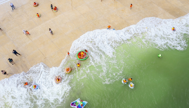   Những con sóng xô bờ chân thật mang tới cảm giác thích thú cho khách tham quan  