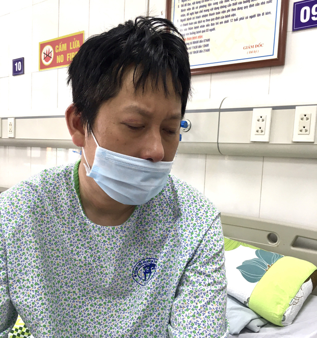   Anh Lâm đang điều trị tại Bệnh viện Xanh Pôn. Bác sĩ kết luận mức độ bỏng của anh từ 15-20%.  