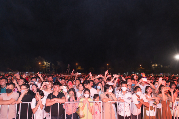   Người dân, du khách hào hứng trong Đêm nghệ thuật SunFest Thanh Hóa tối 30/4/2022  