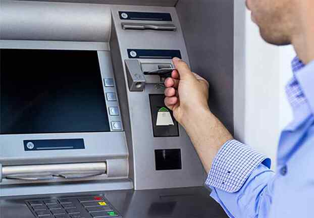   Hiện người dân có thể sử dụng căn cước công dân gắn chip rút tiền tại cây ATM. Ảnh minh họa  