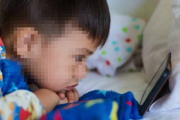   Trẻ tiếp xúc điện thoại, Ipad, tivi quá nhiều sẽ ảnh hưởng tới phát triển ngôn ngữ.  