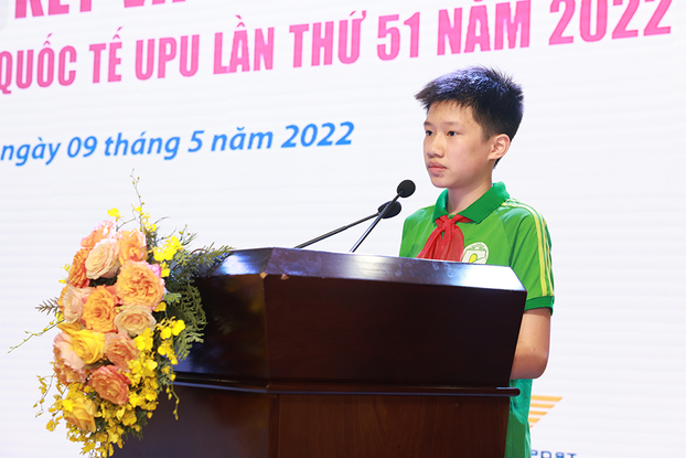  Em Nguyễn Bình Nguyên đọc bức thư đạt giải nhất tại Lễ Tổng kết và trao giải cuộc thi viết thư UPU lần thứ 51 (Ảnh: BTC)  