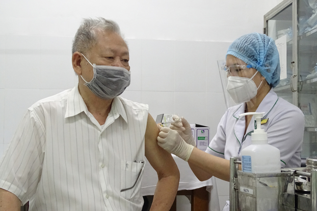   Người từ 50 tuổi trở lên được khuyến cáo tiêm vắc-xin mũi 4.  
