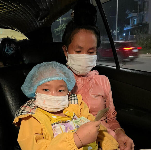   Mẹ con bệnh nhân Là Thị Nguyệt A.6 tuổi, quê tại Sơn La điều trị u sọ hầu tại khoa Ngoại thần kinh, Bệnh viện K được trở về nhà trên Chuyến xe yêu thương miễn phí.  