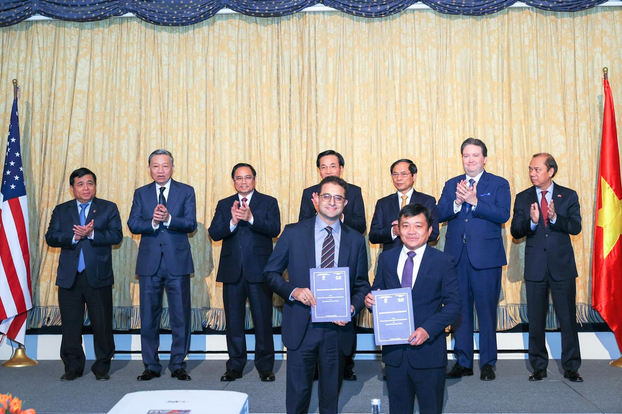   Thủ tướng Chính phủ Việt Nam Phạm Minh Chính chứng kiến lễ ký kết biên bản ghi nhớ giữa Tập đoàn Bưu chính Viễn thông Việt Nam (VNPT) và Công ty Cisco (Ảnh: Nhật Bắc)  