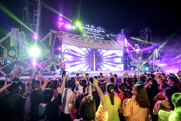   Sân khấu ngoài trời tại Quảng trường biển Sầm Sơn xóa bỏ khoảng cách giữa nghệ sỹ và khán giả  