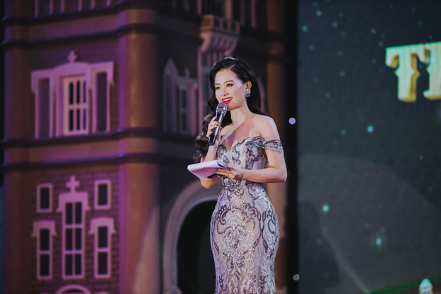   Lê Hà Phương không chỉ là một giảng viên ĐH, cô còn rất đắt show làm MC các sự kiện  
