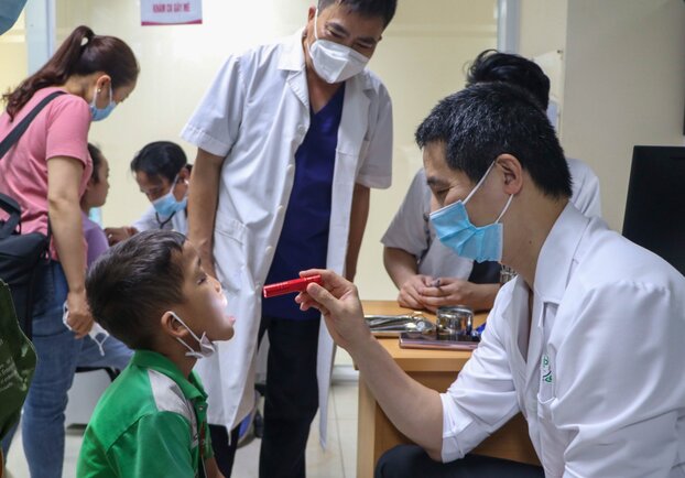   Trẻ được bác sĩ bệnh viện E và trường ĐH Y Dược (ĐH Quốc gia Hà Nội) khám.  
