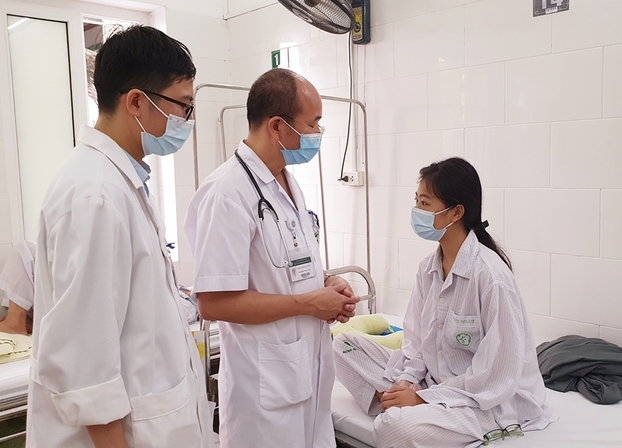   PGS.TS Đỗ Duy Cường - Giám đốc Trung tâm Bệnh nhiệt đới (ở giữa) thăm khám cho bệnh nhân đang điều trị tại Trung tâm  