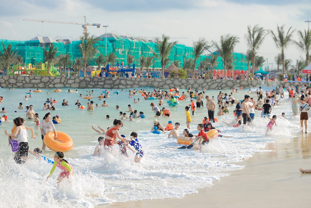 Không phải ngày nghỉ, Tổ hợp biển tạo sóng lớn nhất thế giới vẫn đông nghịt khách dịp 1/6 0