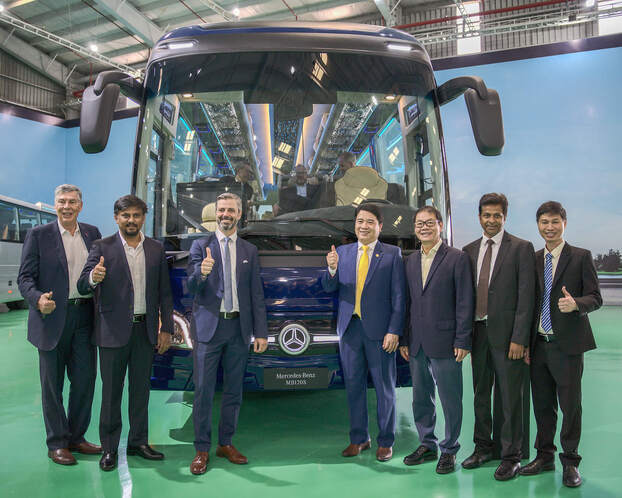   Chụp ảnh lưu niệm cùng sản phẩm xe bus cao cấp THACO thương hiệu Mercedes-Benz  
