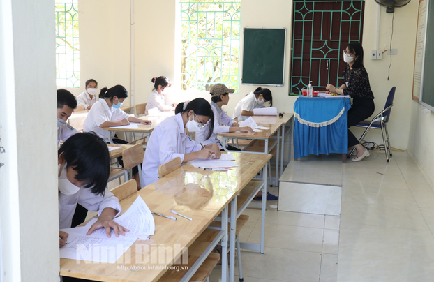   Các thí sinh làm bài thi tại điểm thi Trường THPT Nho Quan A (Ảnh: Báo Ninh Bình)  