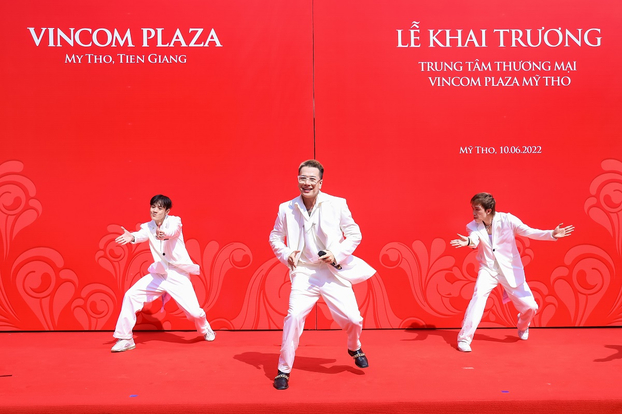   Ca sĩ Lou Hoàng gây ấn tượng với các ca khúc sôi động tại Vincom Plaza Mỹ Tho, Tiền Giang  