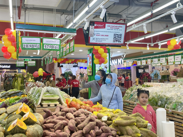   Khách hàng mua sắm tại WinMart Trần Huỳnh (Bạc Liêu) ngày khai trương 1  