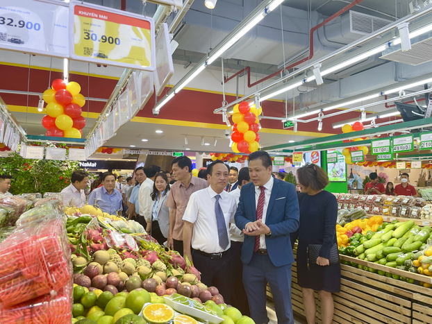   Ông Nguyễn Trọng Tuấn - Giám đốc vận hành Khối WinMart cùng các lãnh đạo tỉnh Bạc Liêu tham quan gian hàng tại WinMart Trần Huỳnh  