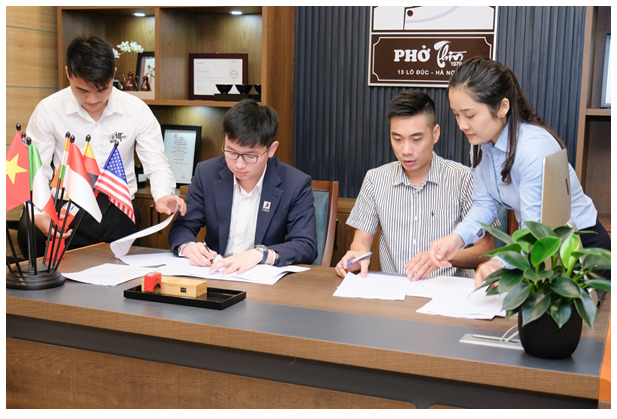   Ông Đoàn Hải Trung - Giám đốc điều hành thương hiệu ký kết hợp tác cùng ông Nguyễn Ngọc Dũng - Giám đốc công ty BVI Pharma (Úc) để triển khai kinh doanh cửa hàng cơ sở tại thị trường Úc.    