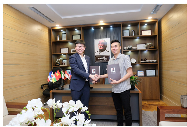   Ông Đoàn Hải Trung - Giám đốc điều hành thương hiệu bắt tay hợp tác thành công cùng ông Nguyễn Ngọc Dũng - Giám đốc công ty BVI Pharma (Úc) để triển khai kinh doanh tại thị trường Úc.  