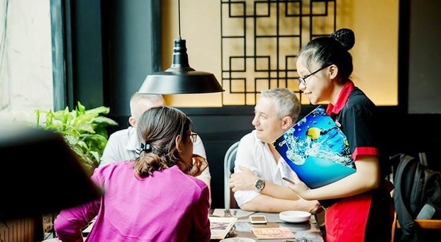   Từ 1/7, lương phục vụ nhà hàng, cà phê tại Hà Nội và TP.HCM thấp nhất 20.000 đồng/giờ. Ảnh minh họa  