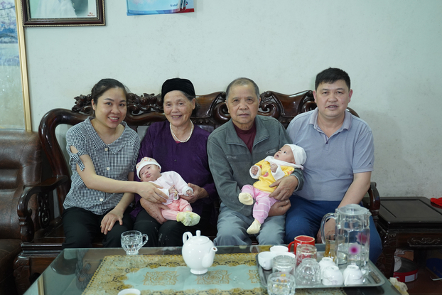   Niềm vui trọn vẹn của gia đình anh Hóa chị Miền khi sinh 2 con khỏe mạnh, đáng yêu.  