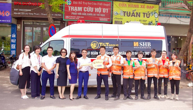   Đại diện Tập đoàn T&T Group và Ngân hàng SHB trao tặng Đội hỗ trợ sơ cứu FAS Angel xe cứu thương GAZ trị giá 870 triệu đồng.  