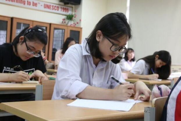   Chiều nay 22/6, các thí sinh thi vào lớp 10 tỉnh Hòa Bình năm 2022 làm bài thi môn Tiếng Anh.  