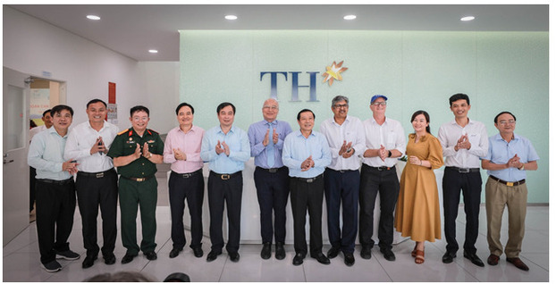   Đại biểu Ban Tuyên giáo Trung ương chụp hình lưu niệm cùng lãnh đạo Tập đoàn TH nhân chuyến thăm và làm việc tại Trang trại.  