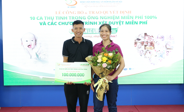   Vợ chồng anh chị Lý Lai vỡ òa niềm vui khi nhận được hỗ trợ tới 100 triệu đồng.  