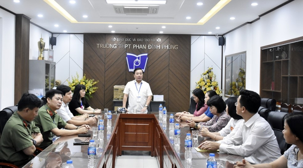   Phó Chủ tịch UBND Thành phố Hà Nội Chử Xuân Dũng làm việc với Ban Chỉ đạo thi quận Ba Đình và lãnh đạo điểm thi Trường THPT Phan Đình Phùng.  