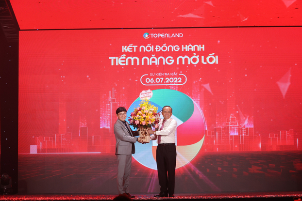   Ông Lê Hoàng Châu (bên phải), Chủ tịch Hiệp hội Bất động sản TPHCM tặng hoa cho ông Trần Quang Trình, Tổng Giám đốc TopenLand trong sự kiện ra mắt nền tảng TopenLand  