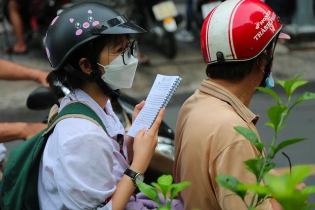 Sáng nay 7/7, các sĩ tử thi tốt nghiệp THPT 2022 làm bài thi môn Ngữ Văn 0