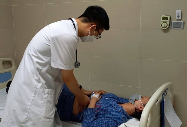   Bác sĩ Nguyễn Đình Tới, Khoa bệnh nghề nghiệp, BV Thanh Nhàn đang thăm khám cho bệnh nhân sốt xuất huyết  
