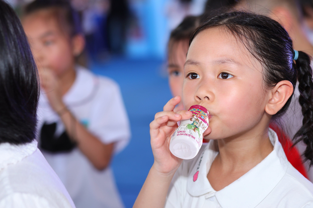   Tại sự kiện, các em nhỏ được thỏa thích thưởng thức các sản phẩm sữa thơm ngon và bổ dưỡng của Vinamilk  