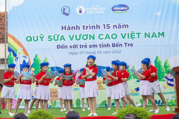   Nhiều tiết mục văn nghệ đáng yêu đã được các em học sinh biểu diễn dành tặng các đại biểu.  