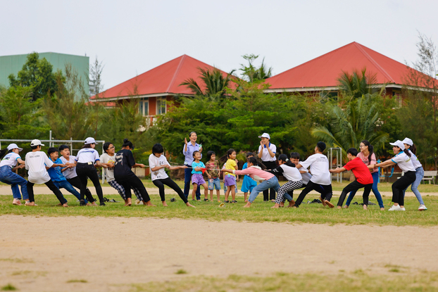   Đoàn công tác Quỹ sữa và Vinamilk tham gia các hoạt động vui chơi cùng các em nhỏ.  