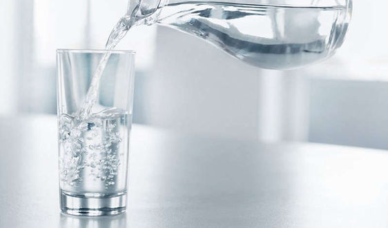   Nên uống nhiều nước trong mùa hè để tránh bị mất nước dẫn tới đột quỵ. Ảnh minh họa  
