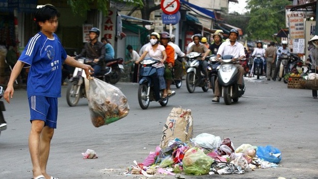   Từ ngày 25/8, hành vi vứt rác trên vỉa hè, lòng đường sẽ bị phạt đến 2 triệu đồng. Ảnh minh họa  