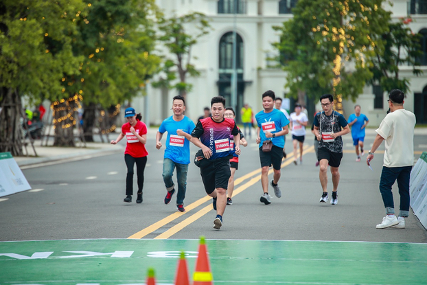   Các vận động viên hăng hái chạy trên tuyến đường nội khu Vinhomes Grand Park  