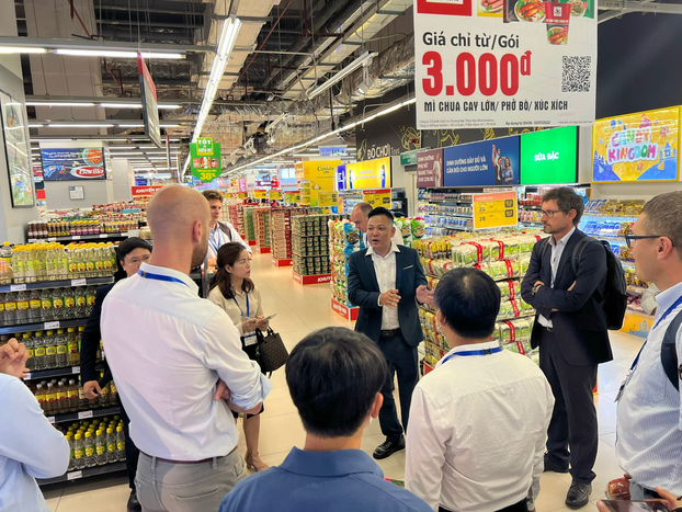   Ông Nguyễn Trọng Tuấn - Giám đốc Khối WinMart trao đổi với đoàn doanh nghiệp EU về tầm nhìn phát triển, kế hoạch hợp tác giữa hai bên  