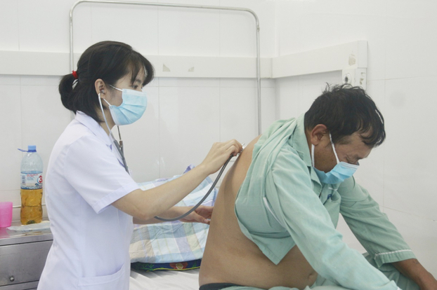   Bác sĩ BV Bãi Cháy đang thăm khám cho bệnh nhân mắc cúm A  