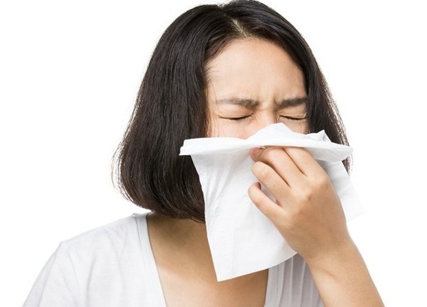   Cả bệnh cúm và COVID-19 đều có triệu chứng sốt, mệt mỏi, chảy nước mũi... Ảnh minh họa  