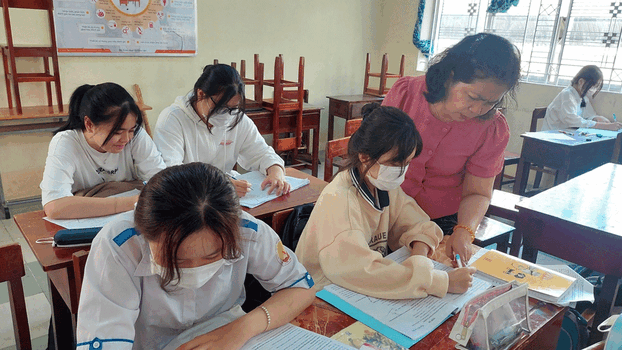   Sáng 23/7, thí sinh thi tuyển sinh vào lớp 10 tại tỉnh Long An đã làm bài thi môn Ngữ Văn.  