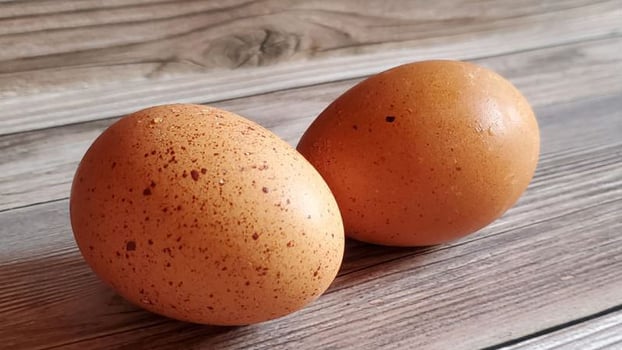 Thấy quả trứng có đốm nâu, vết sần trên vỏ, nên ăn tiếp hay bỏ đi? 1